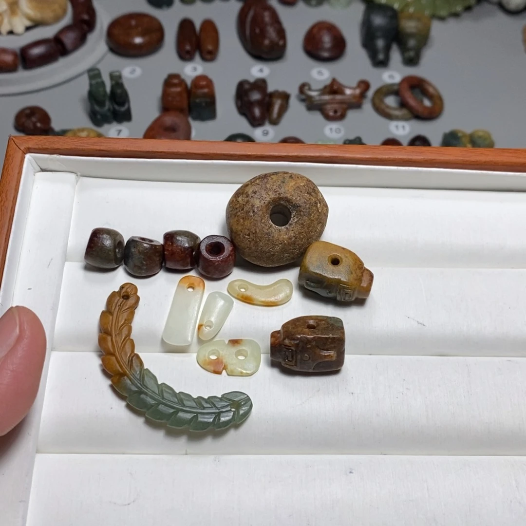 颈饰未镶嵌透闪石质玉乐*