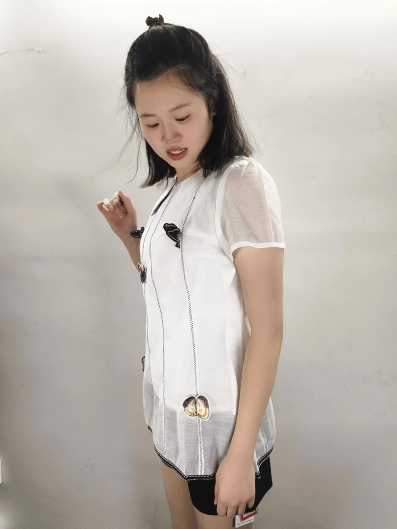 W354  白色短袖100斤可穿  默认微瑕  无运费险  接受不了勿拍