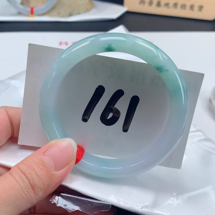 翡翠手镯未镶嵌冰