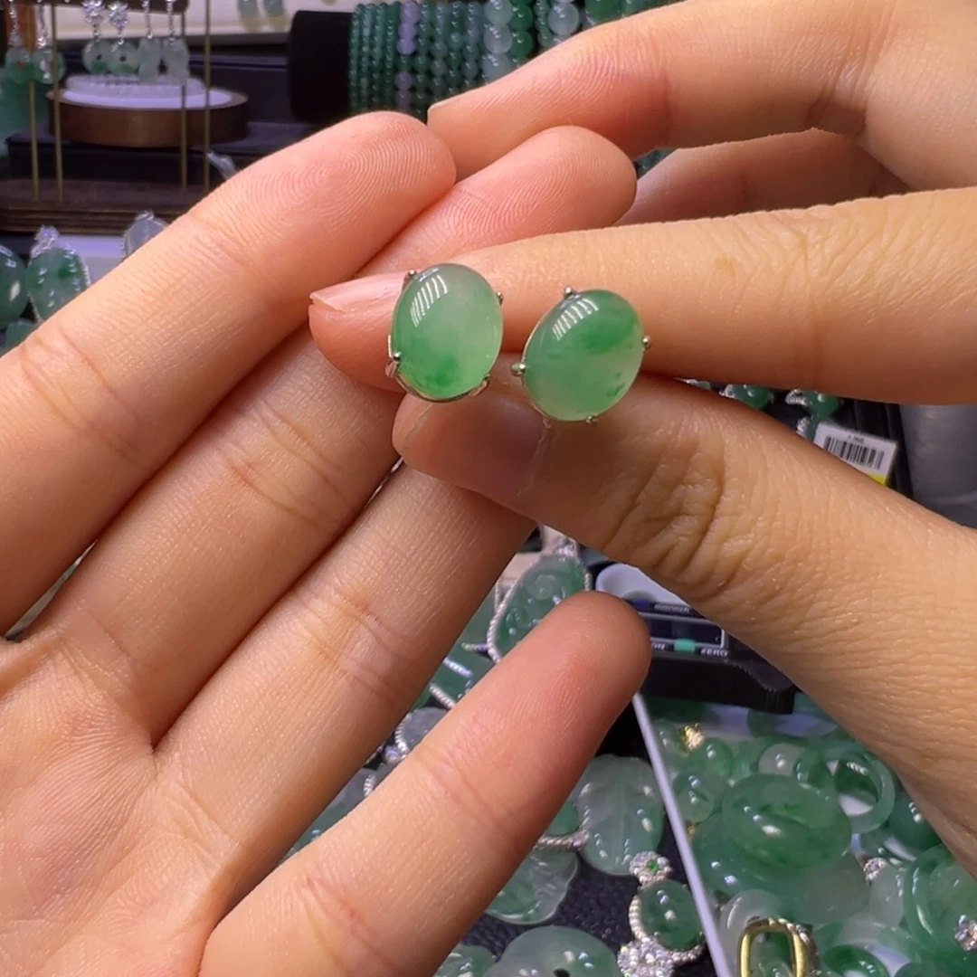 石英质玉（非洲翠）未镶嵌颈饰