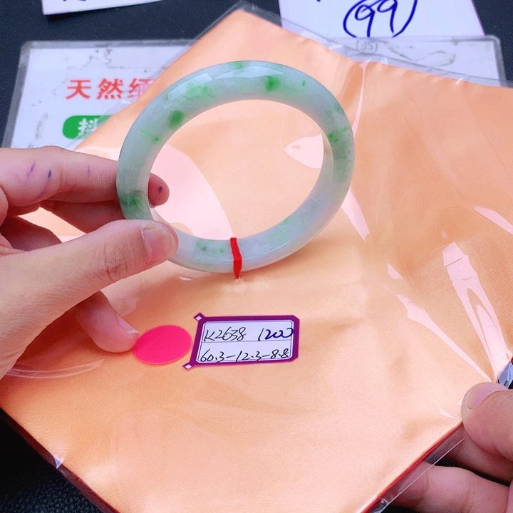 翡翠手镯未镶嵌翡翠