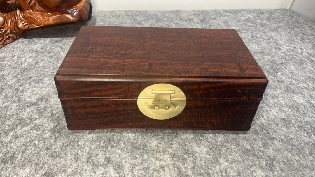 赞比亚血檀 水波纹一颗料制作。铜活 平镶工艺