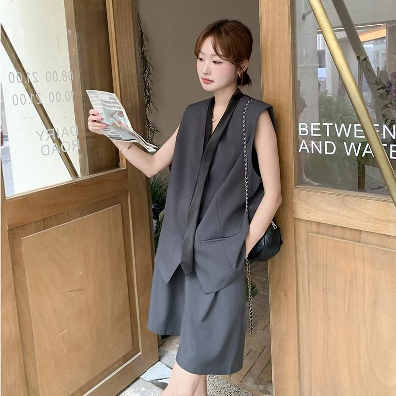 灰色设计感飘带西装马甲短裤套装女2025夏又A又飒时尚穿搭两件套