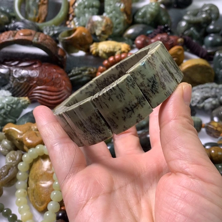未镶嵌岫岩河磨玉（透闪石质玉）把件