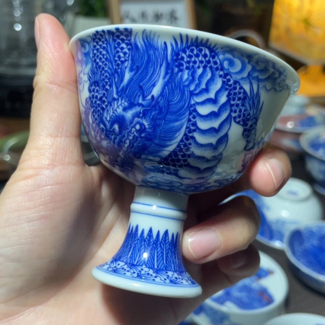 何***拥青花龙纹高脚杯杯