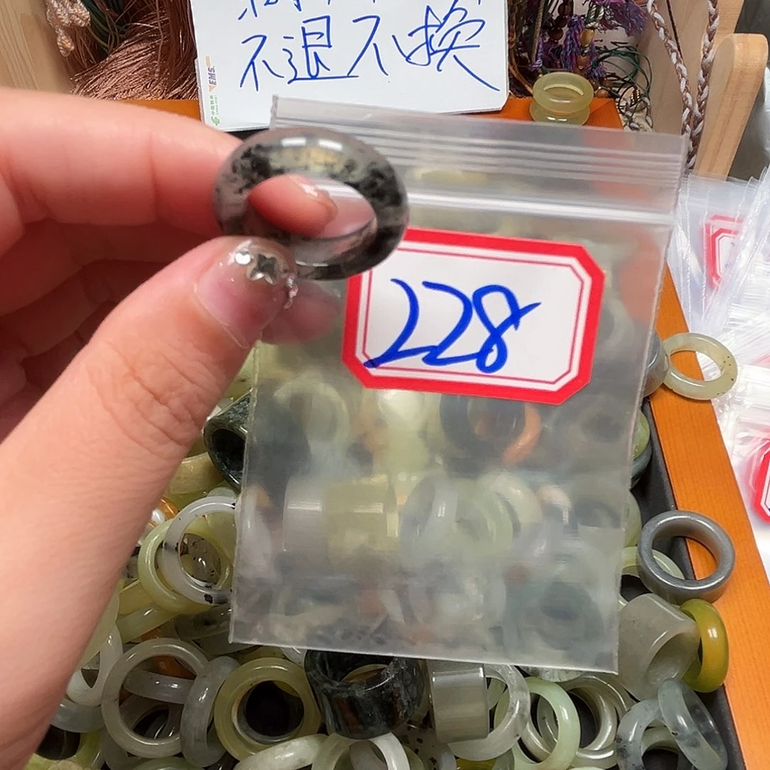 路***璐未镶嵌蛇纹石玉珠宝奇石