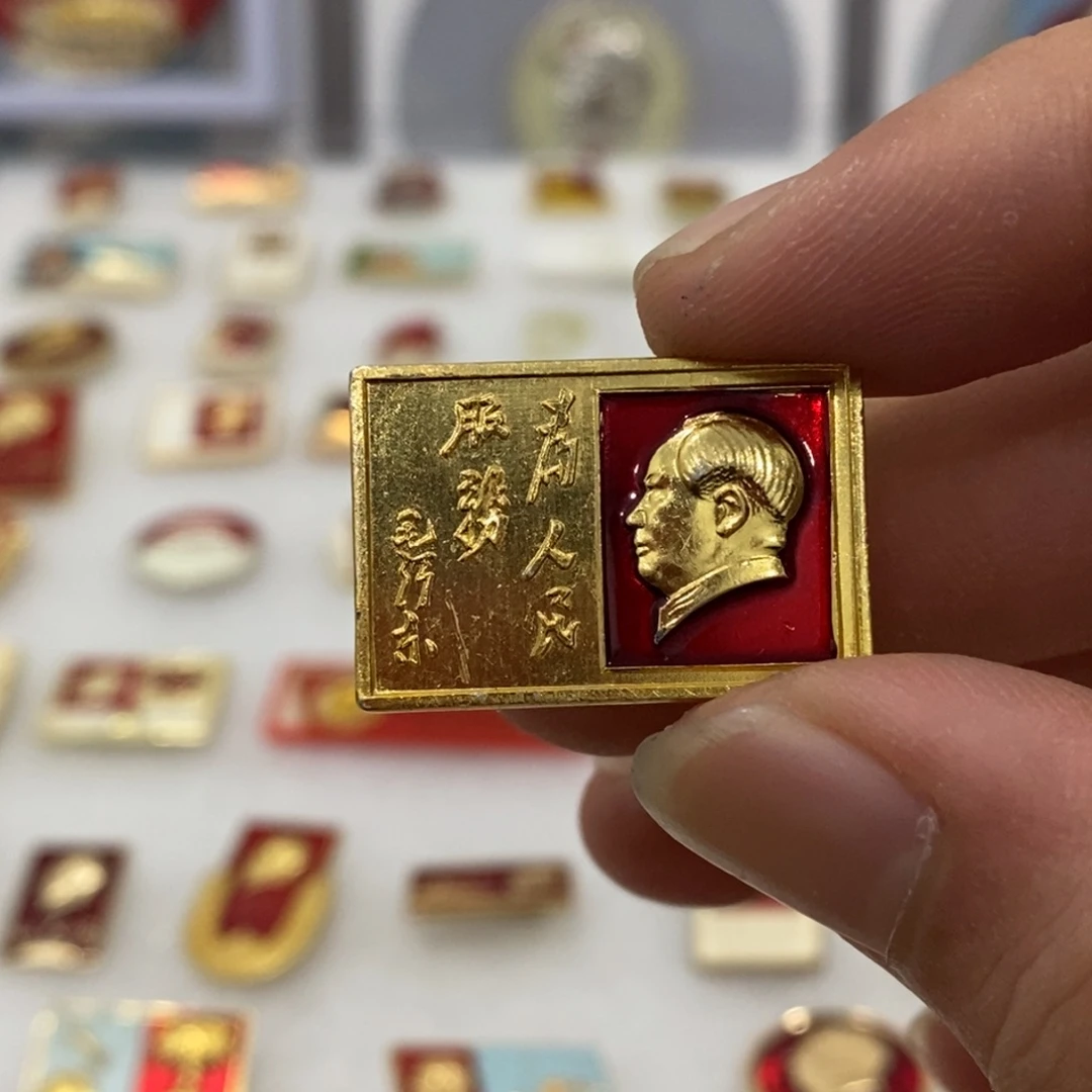 其他普通金属红色纪念章半边色服务