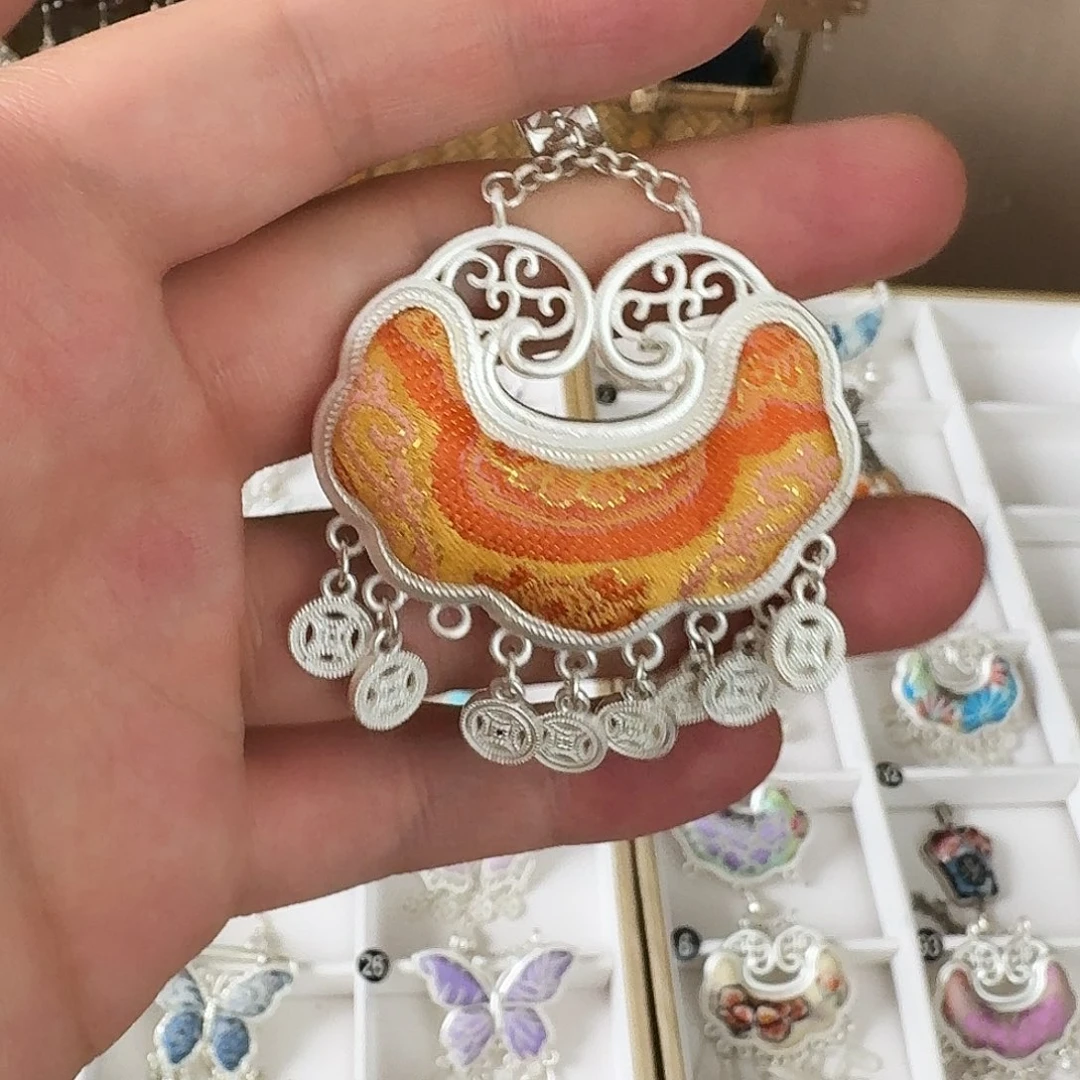 手工刺绣吊坠项链