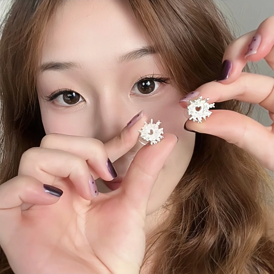 合金耳饰 银色太阳花几何耳钉女款气质百搭新款轻奢高级感耳环精