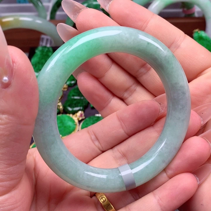 翡翠手镯未镶嵌翡翠手镯