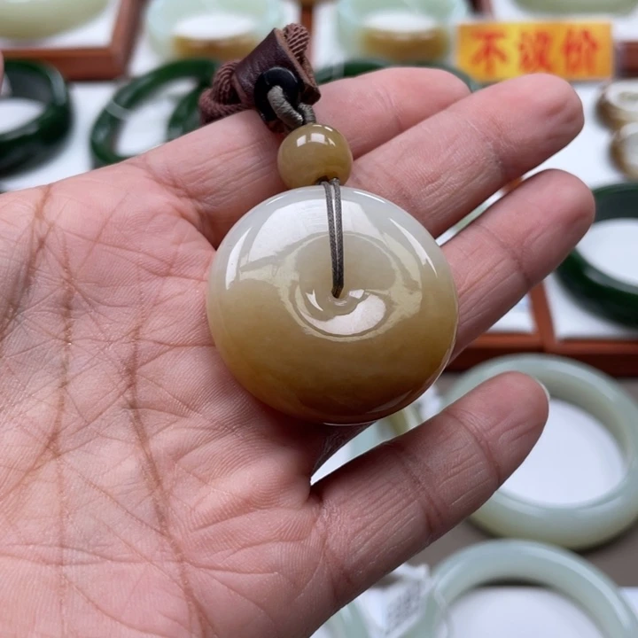 颈饰未镶嵌和田玉（糖玉）