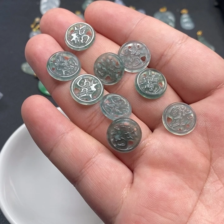 翡翠未镶嵌颈饰翡翠首饰