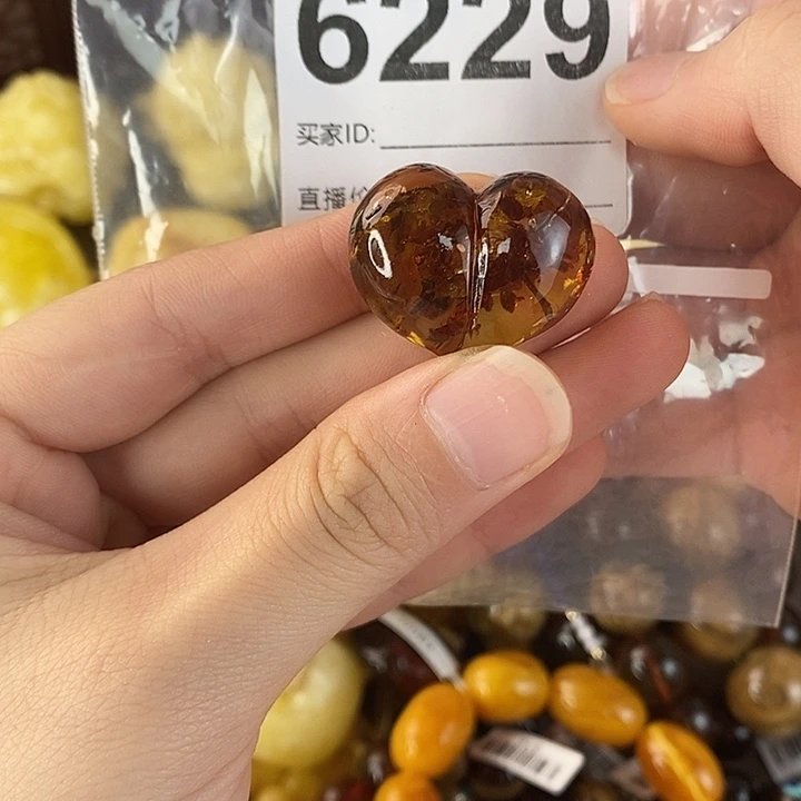 蜜蜡未镶嵌珠宝奇石