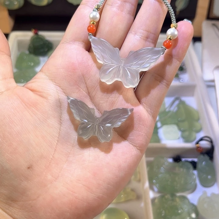 未镶嵌蛇纹石玉吊坠(赠链)蝴蝶多样性发其一
