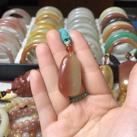 石英质玉未镶嵌颈饰