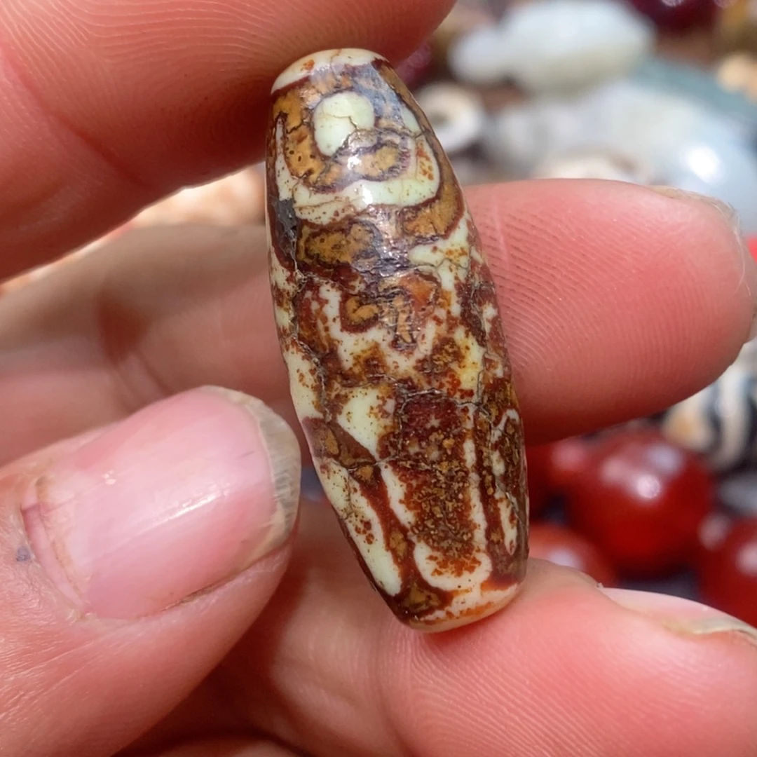 未镶嵌珠子的颜色是蓝色玛瑙/玉髓