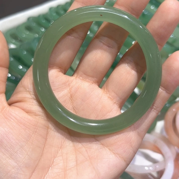 八***成石英质玉未镶嵌颈饰