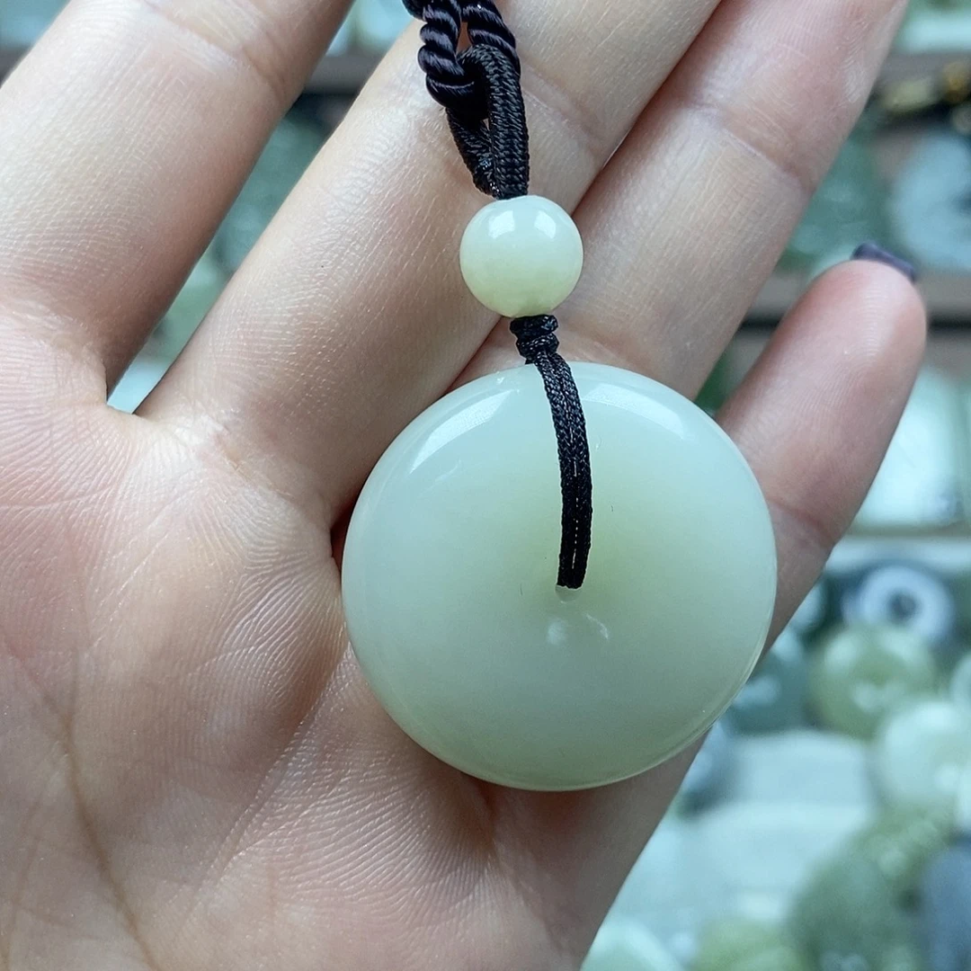 和田玉未镶嵌颈饰平安扣