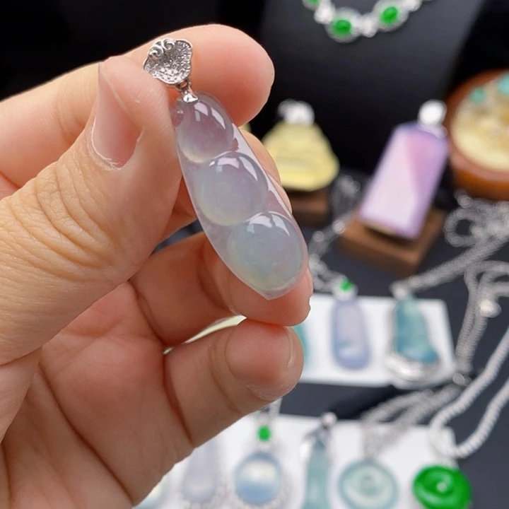 翡翠18K金镶嵌颈饰福豆