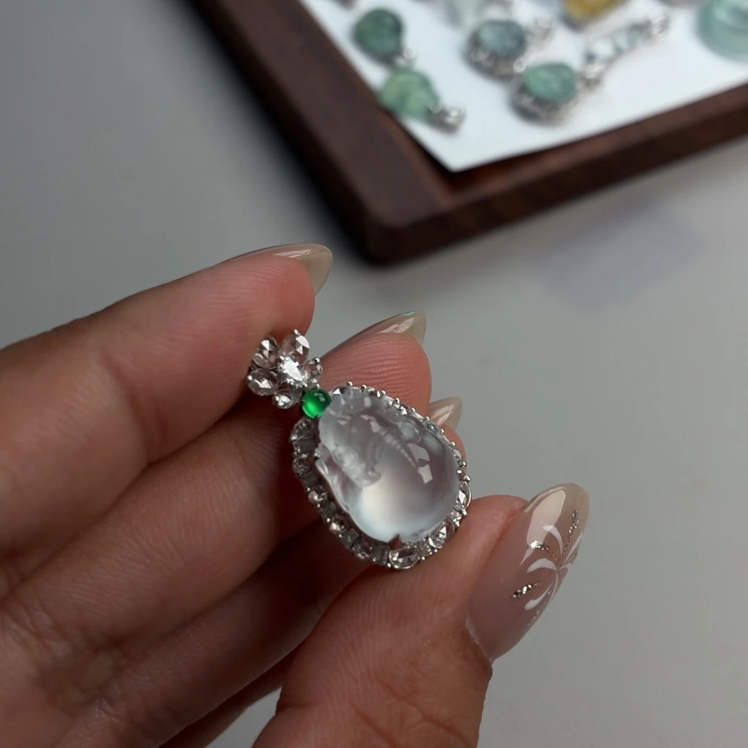 翡翠18K金镶嵌颈饰金蟾