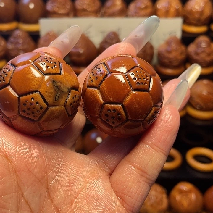 低***儿把件橄榄核橄榄雕刻