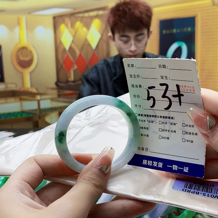翡翠未镶嵌手镯900……