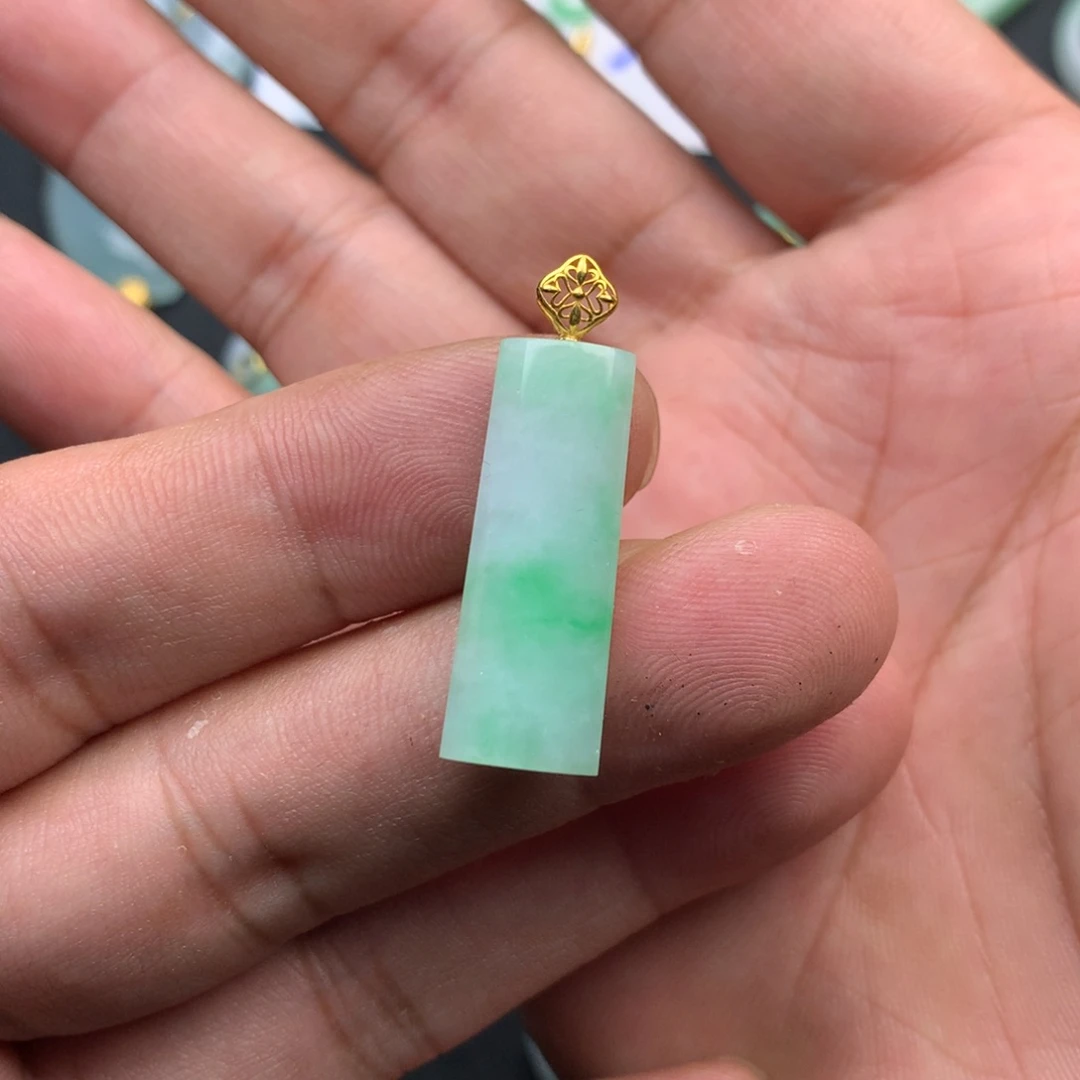 翡翠18K金镶嵌颈饰无事柱