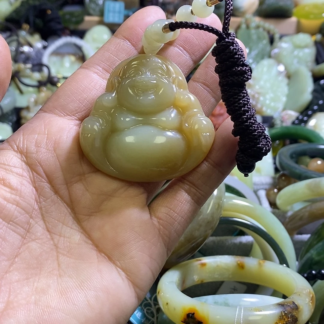 和田玉未镶嵌颈饰一个