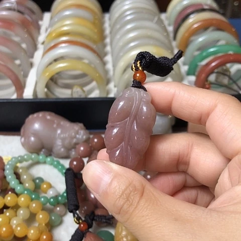 石英质玉未镶嵌颈饰