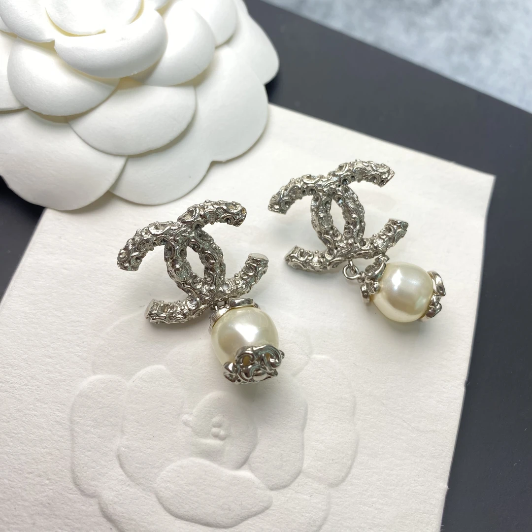 99新 Chanel/香奈儿 枪灰色浮雕双C带异形珍珠耳坠AD0387