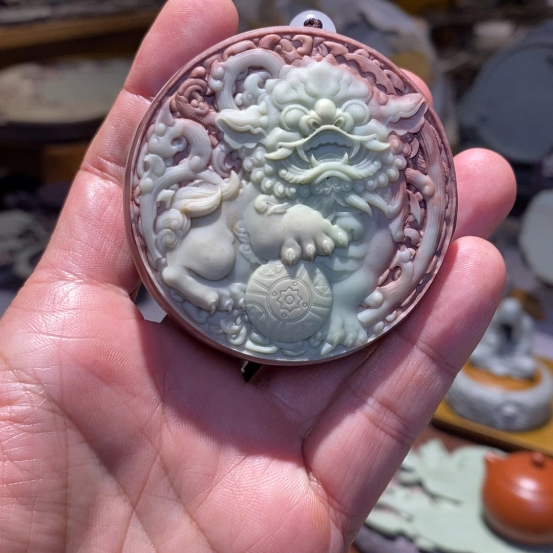 紫袍玉带石醒狮手把件作品