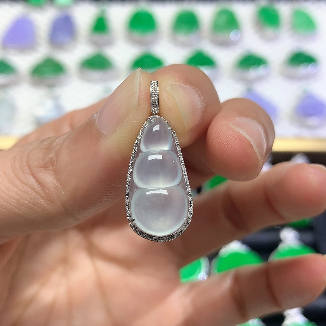 颈饰18K金镶嵌翡翠吊坠