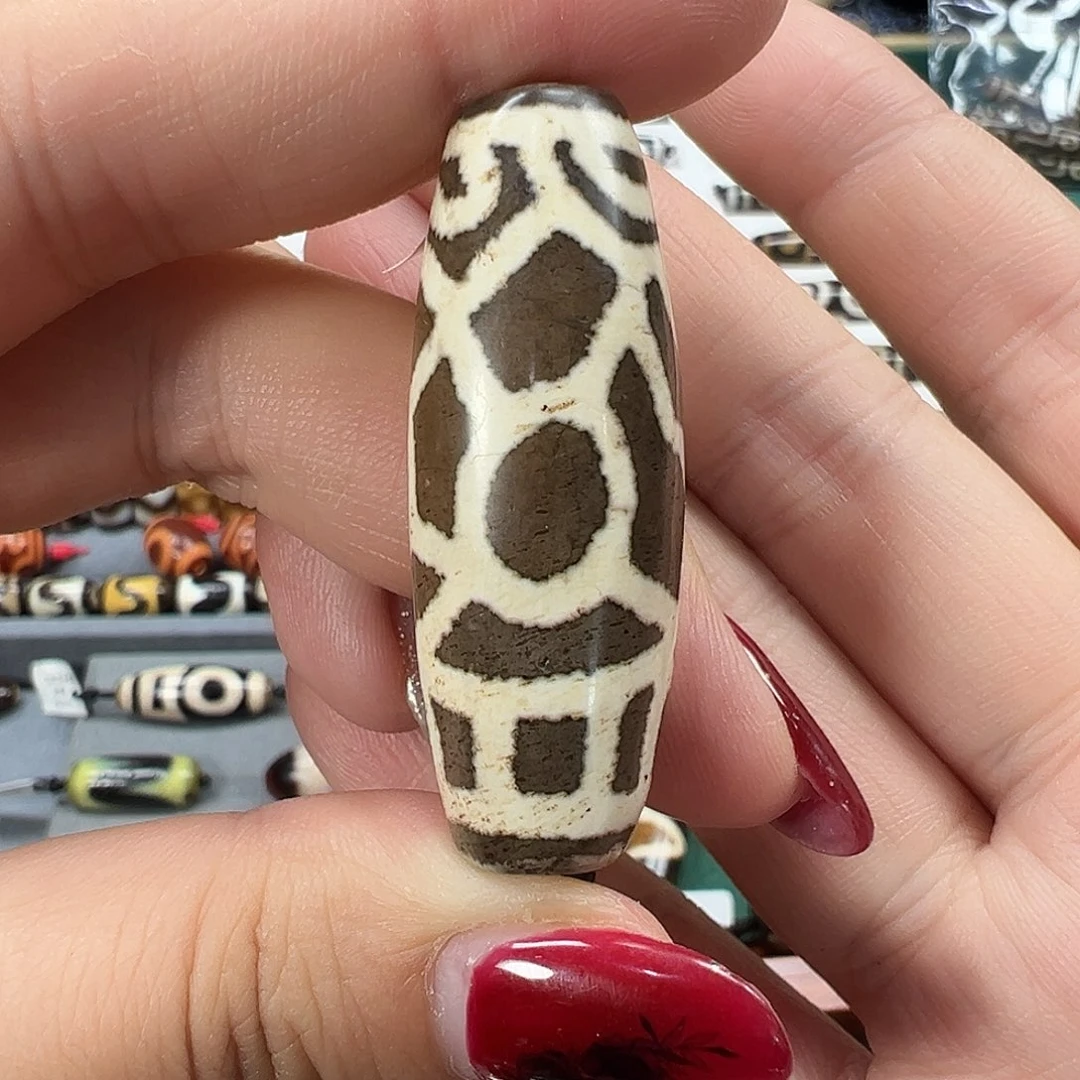 玛瑙/玉髓未镶嵌珠宝半成品不丹精品天珠