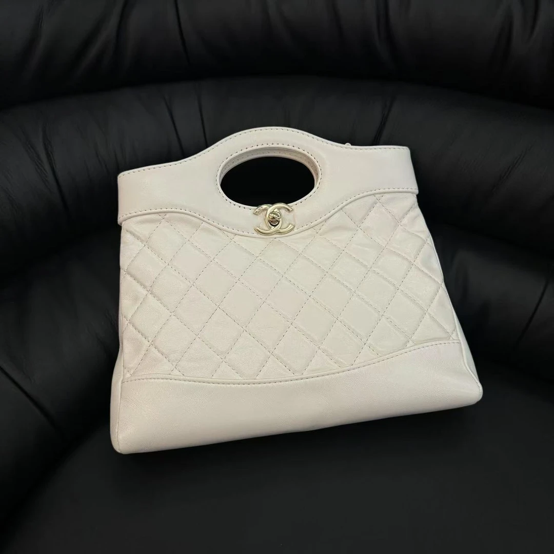 99新 Chanel/香奈儿 Chanel  白色金扣油蜡羊皮31bag 二店