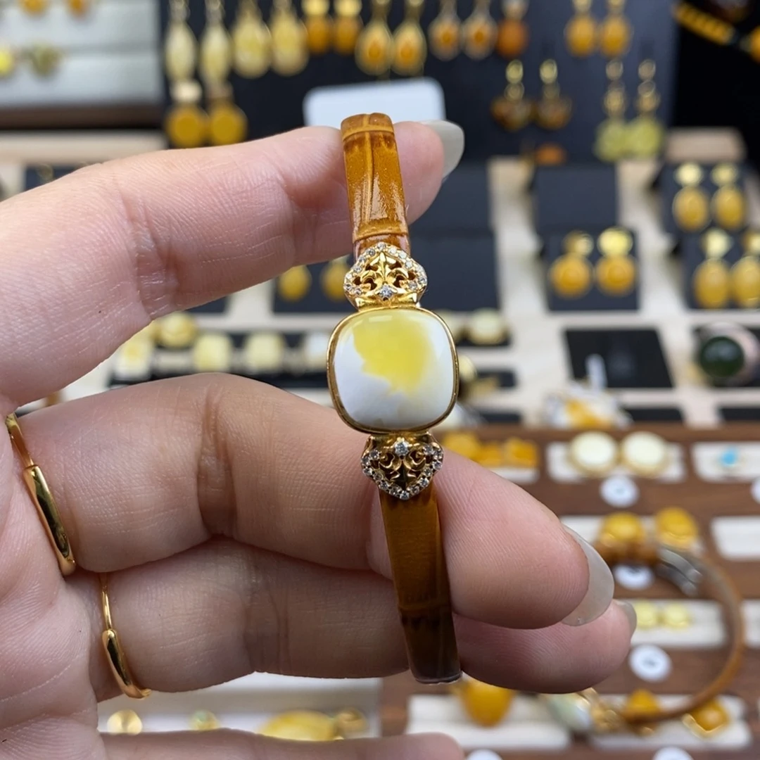 裸石琥珀未镶嵌成品