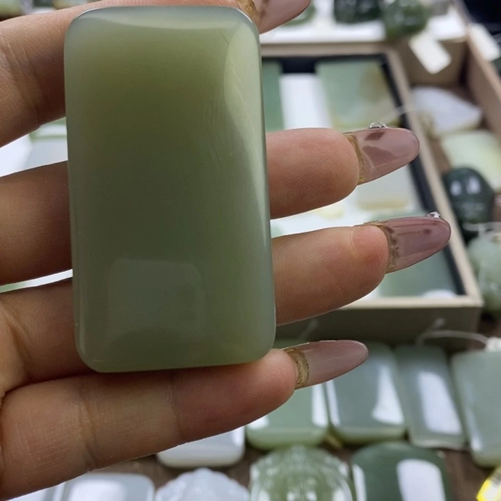 和田玉（糖玉）未镶嵌颈饰小**儿