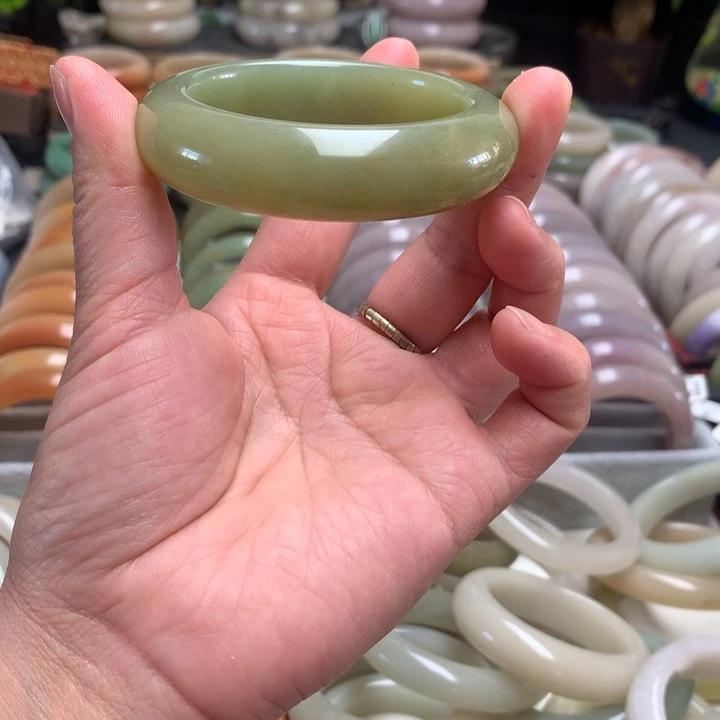 石英质玉（佘太翠）未镶嵌手镯52.5