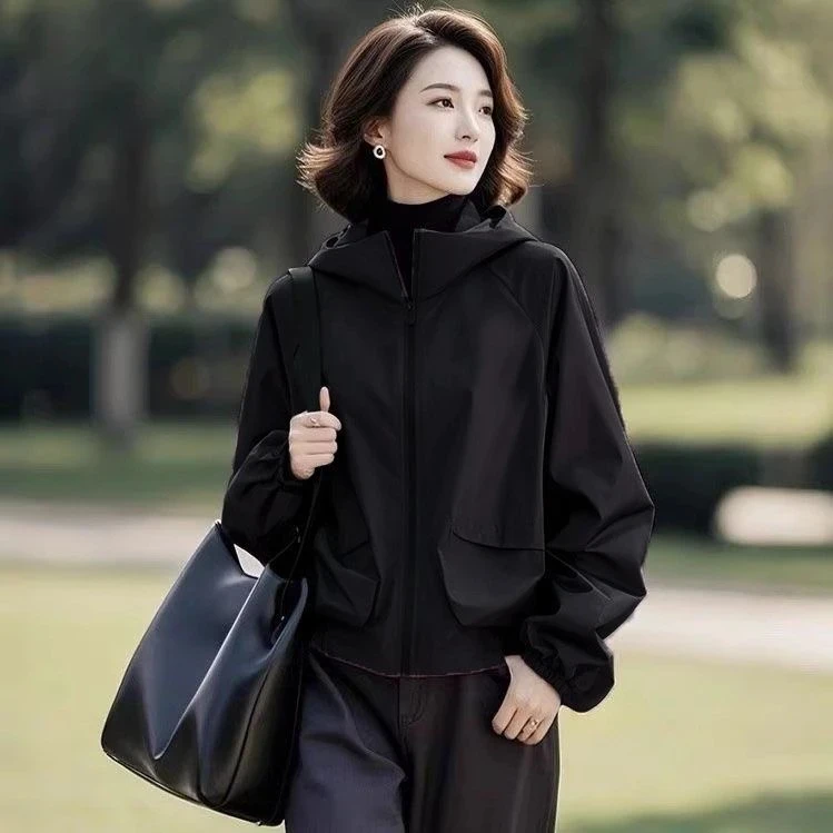 今年流行爆款外套女2025春秋新款爆款小香风洋气百搭连帽冲锋衣