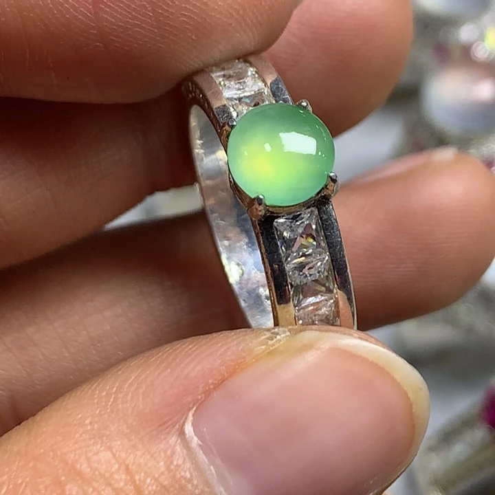 翡翠未镶嵌戒指铜托，卖裸石，需要二次镶嵌