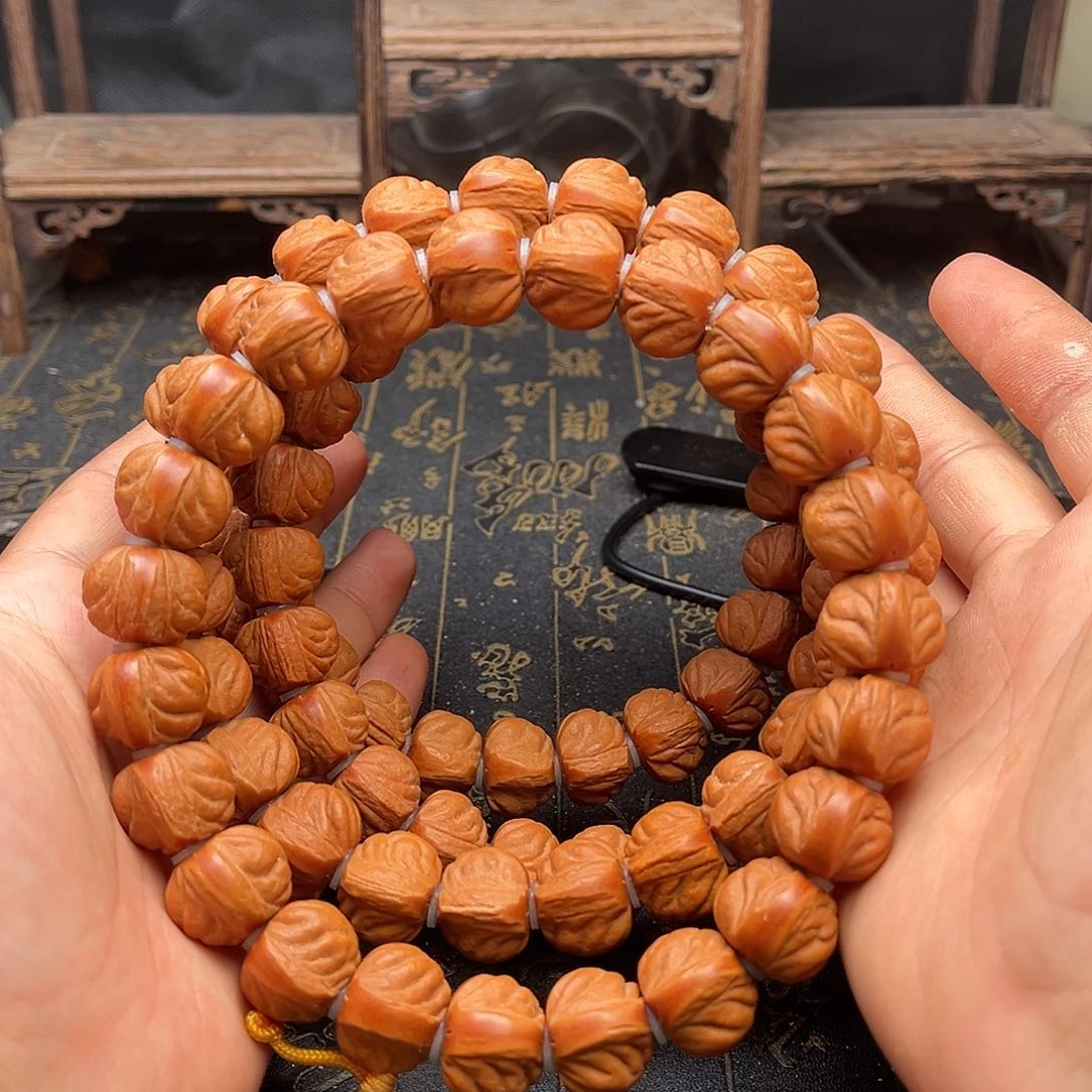 吊坠桃核桃和手持
