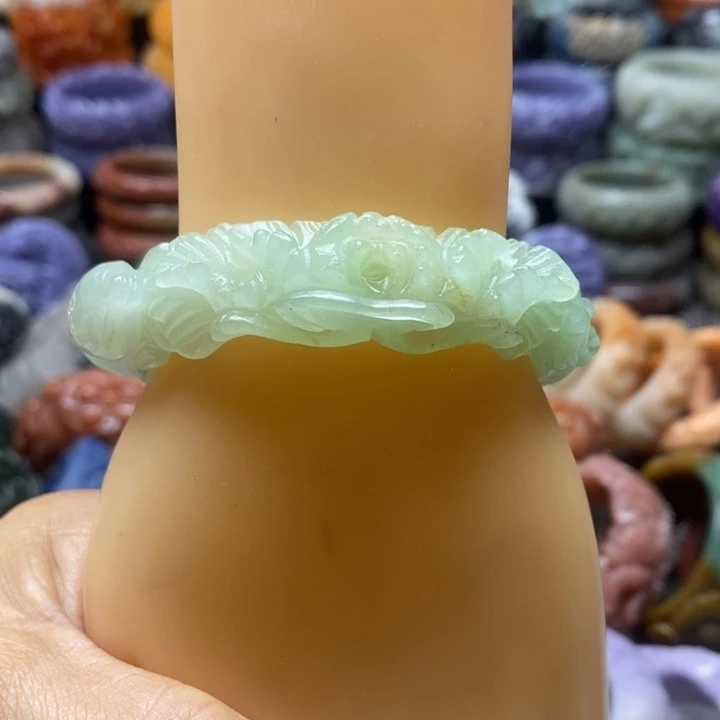 未镶嵌手镯石英质玉（佘太翠）