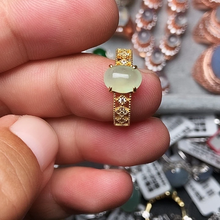 颈饰未镶嵌翡翠戒指