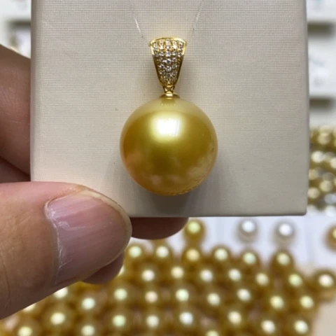 18K金镶嵌海水珍珠颈饰