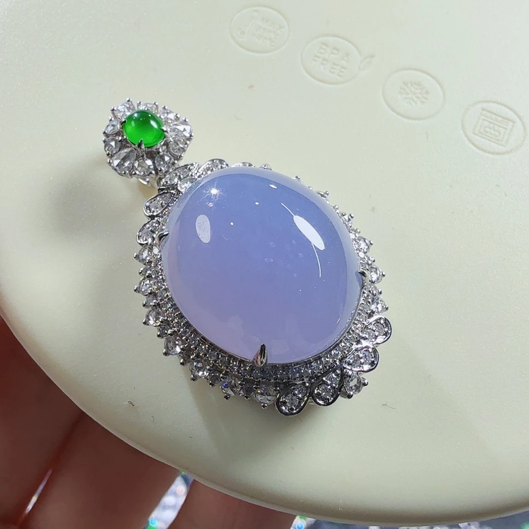 翡翠18K金镶嵌颈饰鸽子蛋