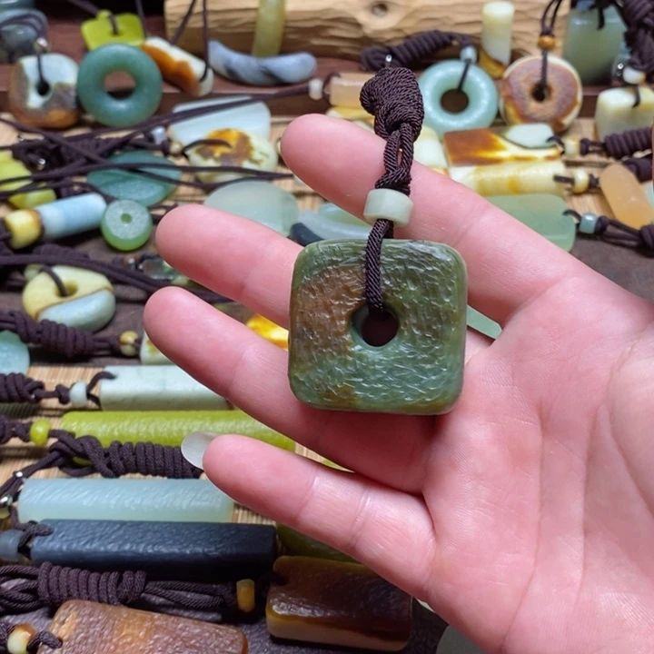 蛇纹石玉挂件未镶嵌不****生