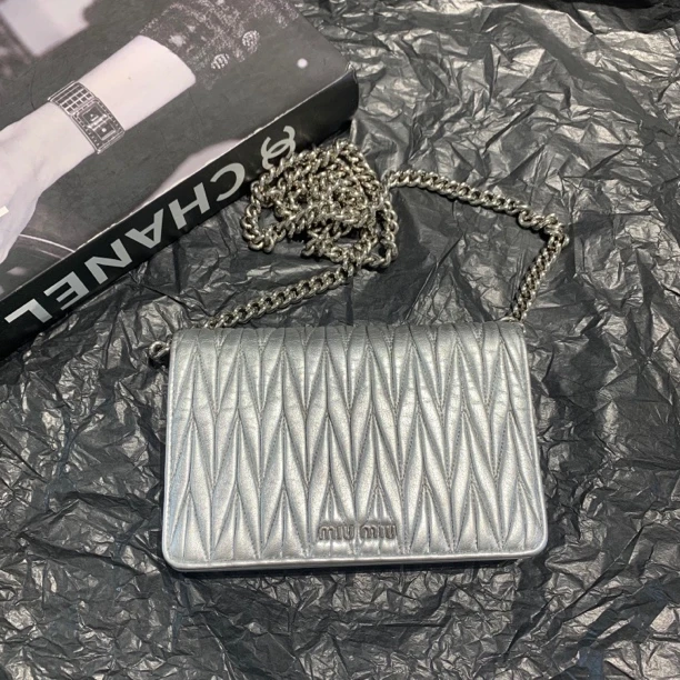 95新 MIU MIU/缪缪 miumiu银色褶皱链条斜挎包