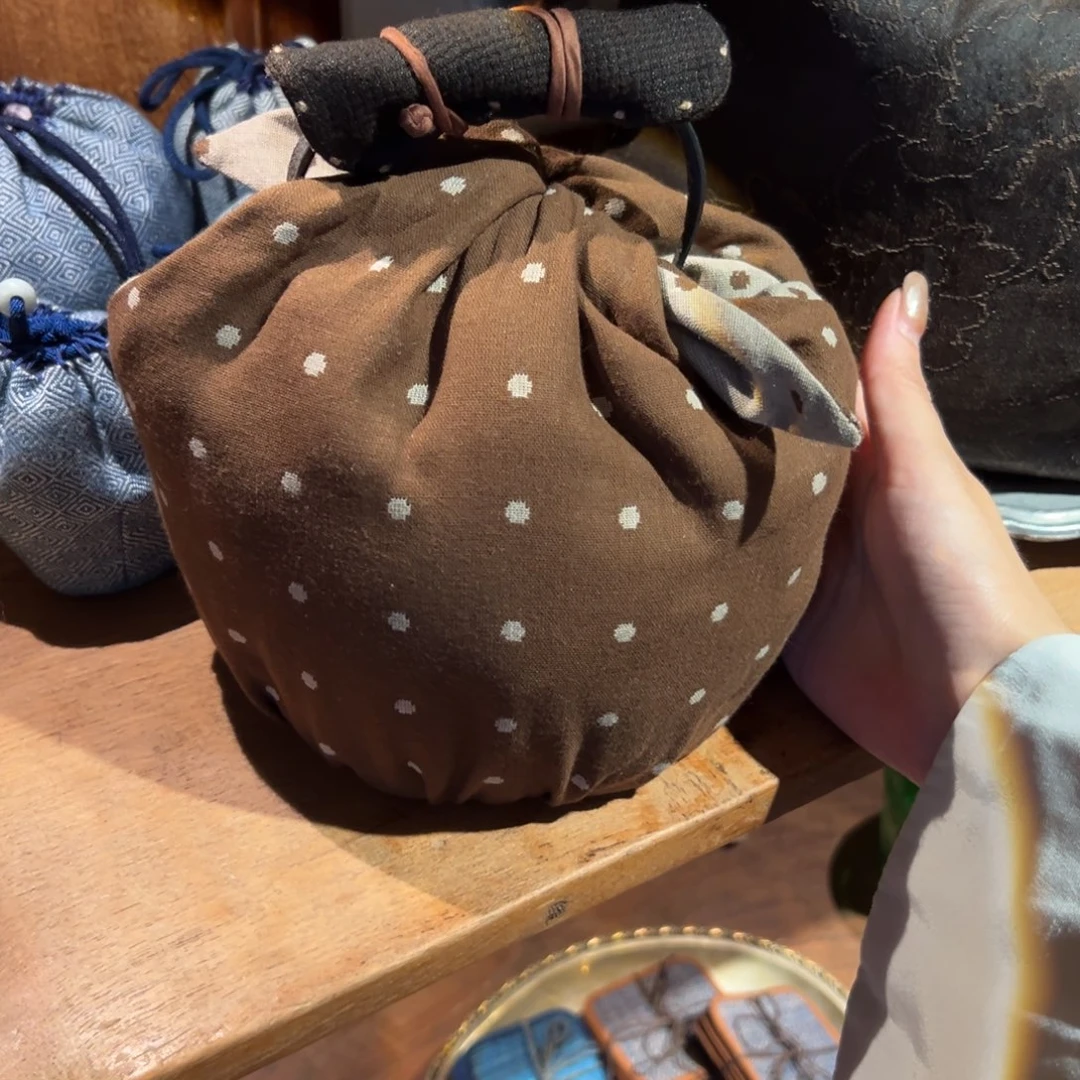 瓷片陶瓷。      陶瓷。