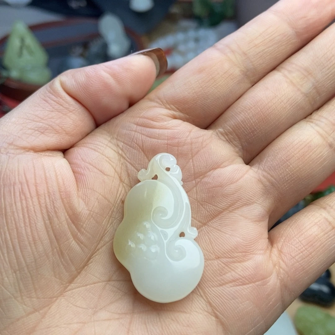 辣***Q和田玉未镶嵌颈饰