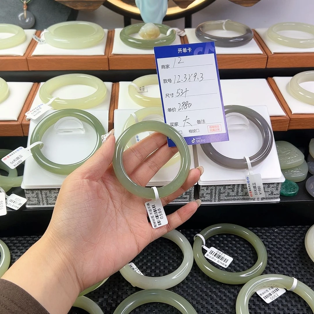 和田玉手镯未镶嵌大****愁