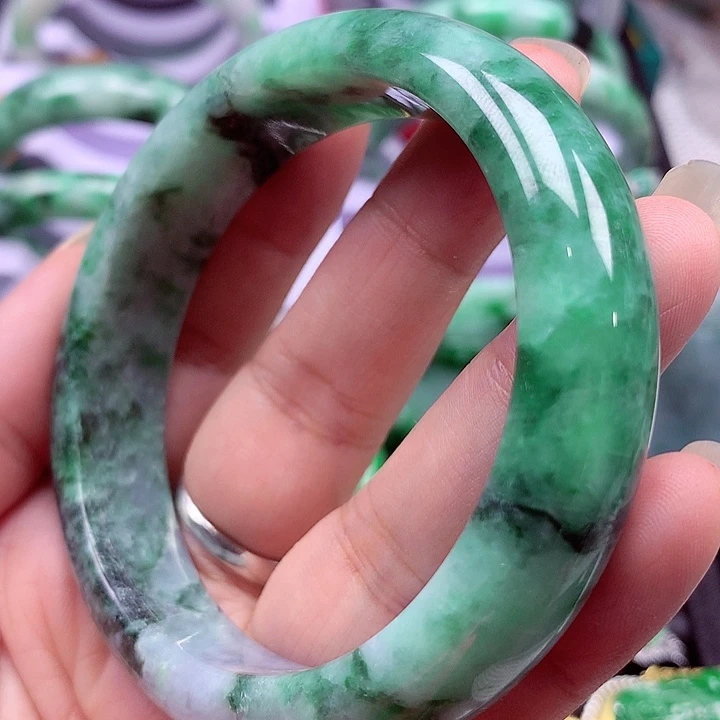 翡翠手镯未镶嵌翡翠